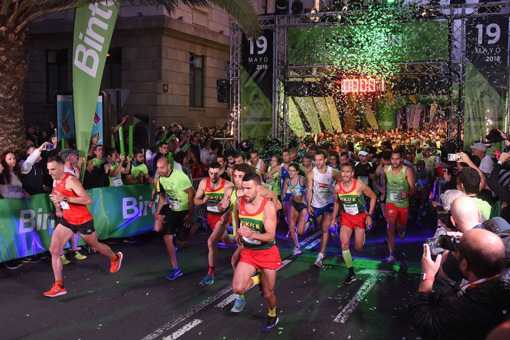 Runners at the start line of the Binter Nightrun Palma, ready to race under the city lights.